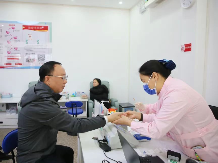 李國泉調研無償獻血工作并帶頭獻血